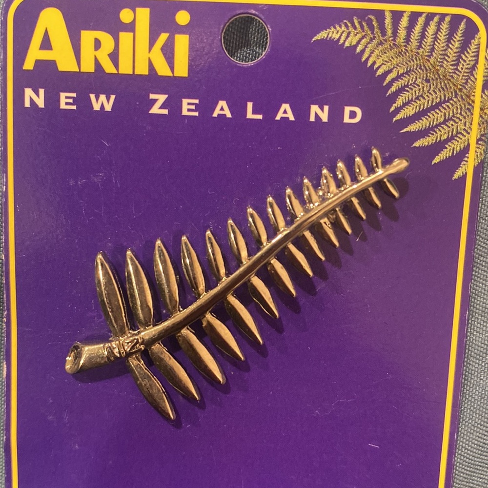 Ariki New Zealand friendship fern leaf pin